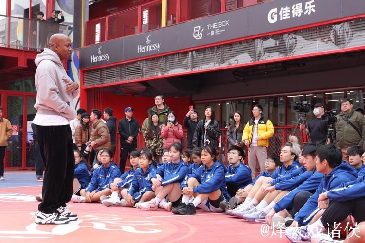 香港屋邨篮球青年访京 名宿马布里现场暖心指导