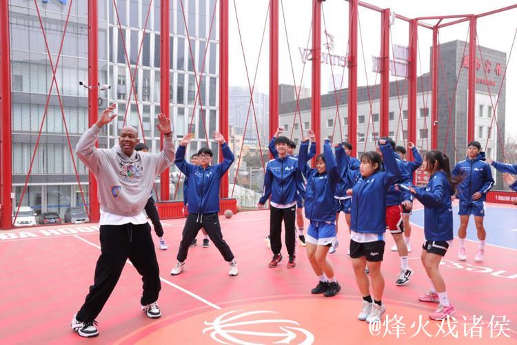 香港屋邨篮球青年访京 名宿马布里现场暖心指导